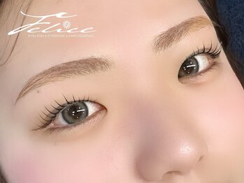 フェリーチェ(Felice)/平行眉×束感まつげ