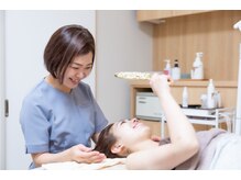 越前屋の雰囲気（肌を見ながら、一人ひとりに合ったケアをご提案）