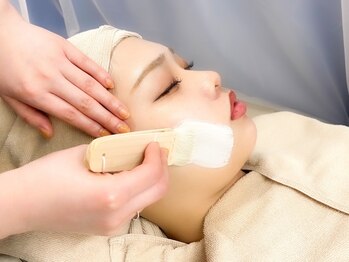 クイーン(QUEEN)の写真/大人の階段、美肌で登る!お友達と未来の自分に投資する時間を共有しませんか?お顔シェービング単品¥5500