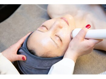 リュクシー(LuxeY)の写真/若さの秘訣はふっくらメリハリ小顔!エステ版ヒアル導入で女性らしい横顔♪気になるおでこや目元シワ改善も