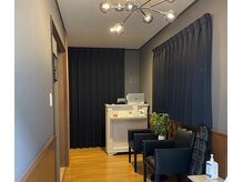ユニセックスサロン アンシェル(UNISEXSALON UNCHEL)の雰囲気（白×黒×グレーを基調としたモダンで落ち着いた雰囲気の店内。）