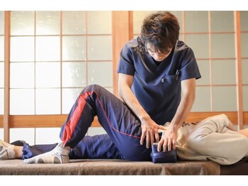 福岡いちふつうの整体院/【10】施術風景(骨盤の調整)