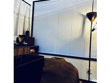 明かりを落として落ち着いた空間の施術室