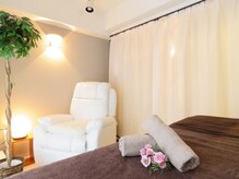 サロンドロジェ(salon de Rosier)の雰囲気（白を基調とした明るく清潔感のある空間となっています♪）