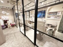 ビーカラーズネイル(BeColorsNail)の雰囲気（隣の席の間はロールカーテンがあり、プライベート感も保てます）