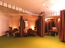 よつば健康管理センター 赤坂 溜池山王店/半個室施術ルームで体に向き合う