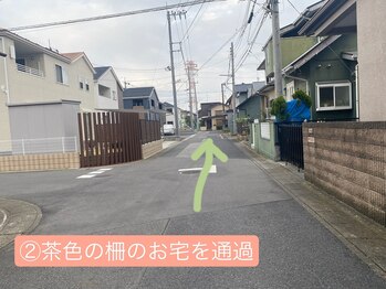 ウィッチ(witch)/左の茶色い柵のお宅を超えます