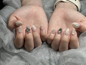 ホワイトきらきらネイル