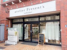 アトリエ プレゼンツ 相武台店(atelier Present's)の雰囲気(レンガ調のビルです。こちらからお入りください♪)