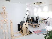 ピラティスエルエー(pilates LA)の雰囲気（リフォーマーとバレル＆チェアを完備！様々な動きを楽しめます。）