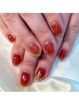 くすみ赤×アクセサリーフレンチ