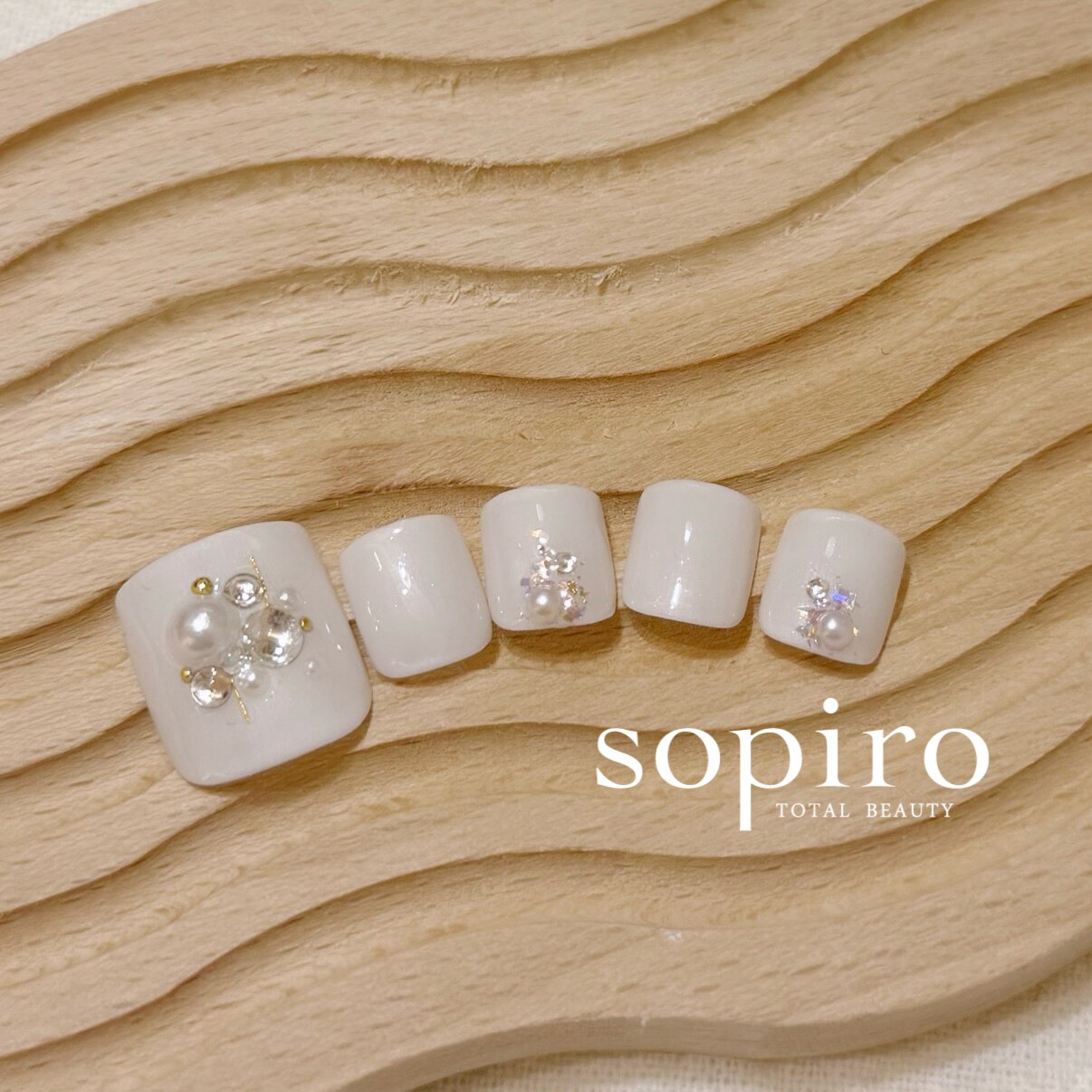 2026年冬トレンド】ホワイト ワンカラー フットのネイルデザイン集