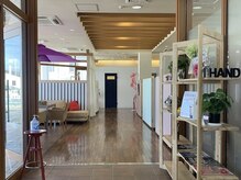 アイ ハンド(I hand)/入り口を開けると広々とした店内