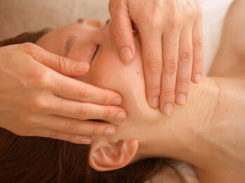 エム(emu)/小顔矯正マッサージ