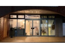 ボディエステティック アクアオーラ 高岡店/夜の外観です