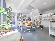 ネイル ビジュー(NAIL BIJOU)の雰囲気（開放的で落ち着いた雰囲気の店内）