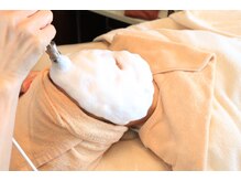 サロン ド ボヌールの雰囲気（ふわっふわの泡をたっぷり乗せ、特殊ブラシで毛穴を洗浄します。）