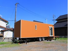 ザボックス(TheBox)の雰囲気（敷地内駐車場5台。オレンジのトレーラーハウスが目印です♪）