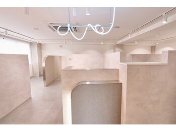 ウユ 上尾店(uu)/白を基調とした落ち着いた雰囲気