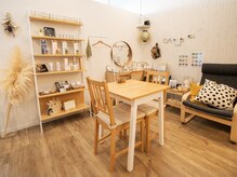 サロン ド コウ(Salon de KOU)の雰囲気（こちらでカウンセリングを行います。メイク直しもお気軽にどうぞ）