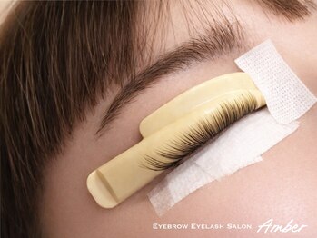 アンバー 表参道(Amber)の写真/盛りすぎないのに印象的。大人女性の上質まつげ