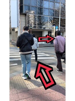 ミルズ(MillS)/ビル手前を曲がります。