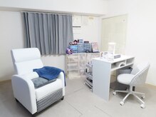 アルトマーレ(Altum mare)の雰囲気（店内は白とグレー基調で綺麗なお部屋になってます。）