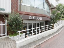 ヌーン(noon)の雰囲気(チョコレート色の看板を目印にお越しください)