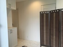 動かすカラダの雰囲気(店舗は一軒家の中に。広くて綺麗な玄関でお出迎え。)