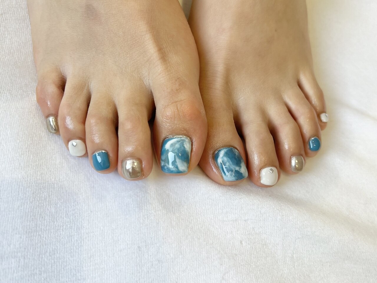 2025年-2026年冬トレンド】ターコイズブルー フットのネイルデザイン集
