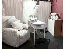 笑空(ESOLA)の雰囲気（居心地の良いソファで落ち着きのあるネイル空間）