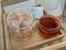 施術後はお茶とお菓子のサービスでゆっくりお過ごしいただけます