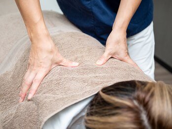 穴田鍼灸整骨院/背中の施術風景