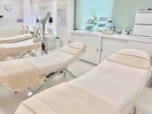 シーボン 市川店の雰囲気（明るく広々とした開放的なサロン空間。初めての方も通いやすい）