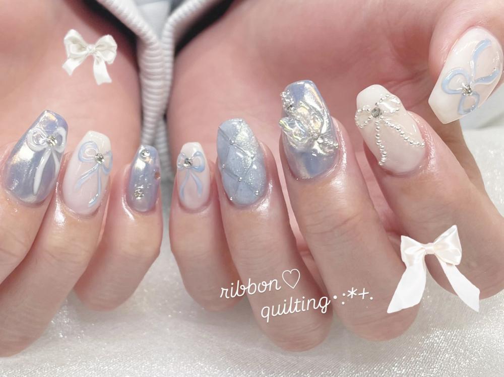 2025年-2026年冬トレンド】ブルー リボンのネイルデザイン集｜人気順