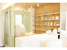 越前屋の雰囲気（明るく落ち着いた店内で、ゆっくりご相談いただけます）
