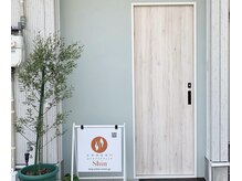 シン(Shin)の雰囲気(白い木目の引戸からお入りください。)