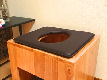 はは猫のハムストリングス/穴の開いた椅子に座ります