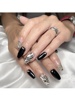 レイヴィー(Raivy)/ブラック敷き詰めネイル