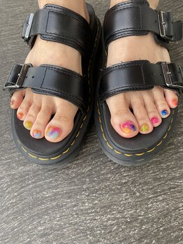 リゼラアンドコー 布施店/カラフルフットネイル