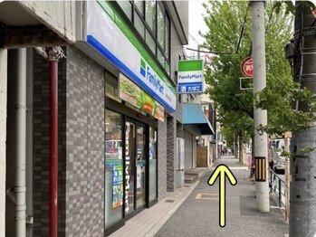 キュアスタ整体院 神楽坂駅前(CureSta)/ファミリーマートを直進します!
