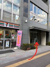 スゥー(Suu...)/セブンイレブンの隣の入り口