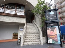 清潔感LABOの雰囲気(1階の階段下にデジタルサイネージを導入しています!)