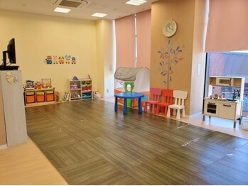 エムズネイル(M’s nail)の写真/忙しいママさんも気軽に通える◎お子様と一緒にご来店でキレイに♪キッズスペースあり◎まつ毛パーマも★