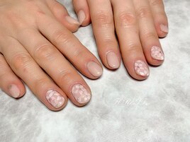 ピンクベージュで花ペイント