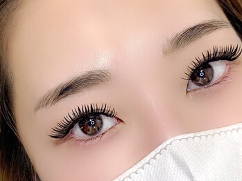 エクシア(EXCIA)の写真/【高持続・ボリュームUPの”メガフラットラッシュ”】軽くて柔らかい付け心地なのにメガ級のボリューム！