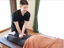 ほぐし整体院の雰囲気（腰痛を解消する為ストレッチを混ぜながら骨盤矯正をおこないます）