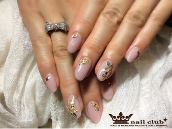 ストーンで華やかネイル