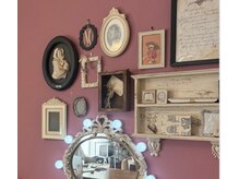 サロン全体　～アンティークな雑貨が好きで飾っています～