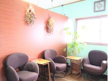 トータルビューティーヘルスケアサロン ニルファ(Nilufa)/明るい待合室♪